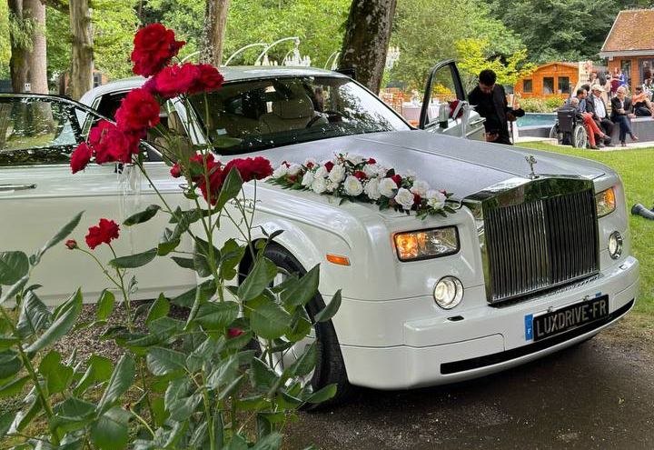 Rolls-Royce con flores de boda en parque